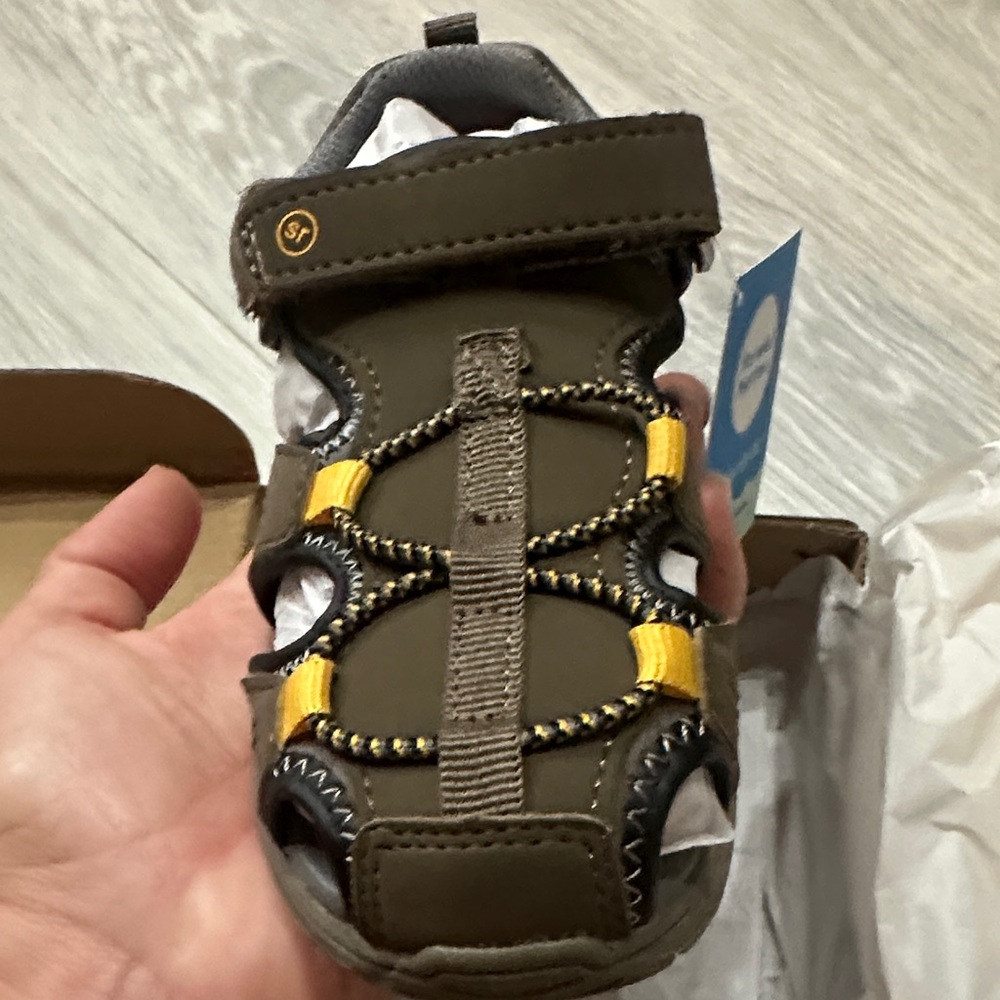 Brand New Stride Rite Flux Sneaker Sandal, size 9M